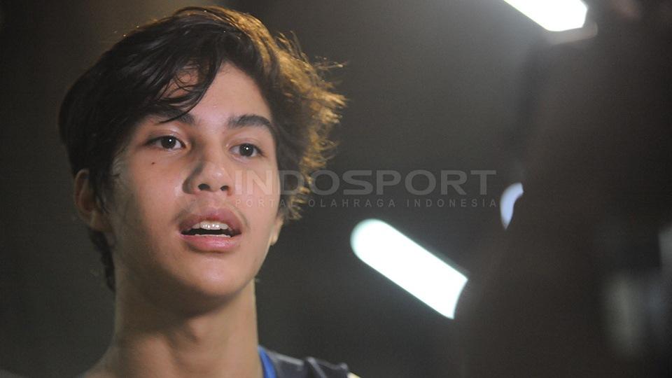 Ahmad Jalaludin Rumi alias El Rumi, anak dari Pasangan Ahmad Dhani dan Maia Estianty berfoto di markas Chelsea. Ia dirumorkan dekat dengan Fujianti Utami alias Fuji.